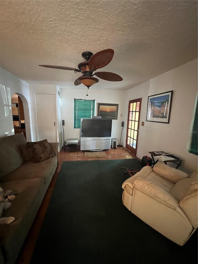 1096 8th St, Okeechobee, FL 34974 - living room with ceiling fan, arched walkways, and a textured ceiling