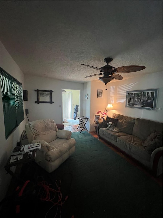 1096 8th St, Okeechobee, FL 34974 - living area featuring a textured ceiling and a ceiling fan