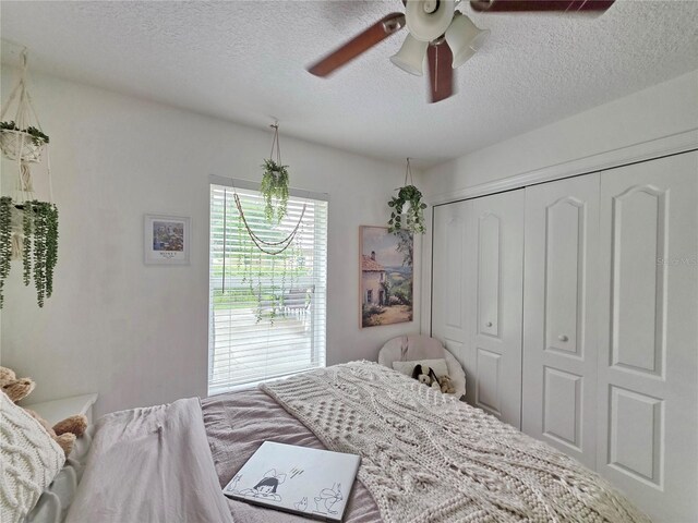 3897 NW 22nd Ave, Okeechobee, FL 34972 - bedroom featuring a textured ceiling, a closet, and a ceiling fan