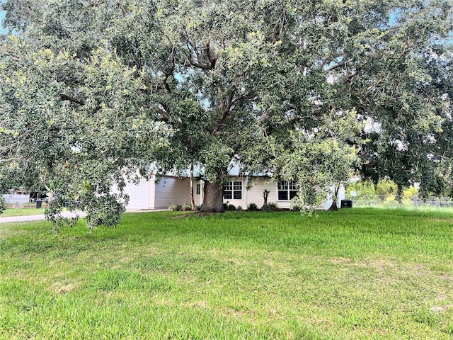 1150 SW 83rd Ave, Okeechobee, FL 34974 - view of grassy yard with an attached garage