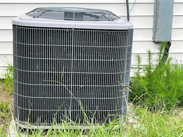 1150 SW 83rd Ave, Okeechobee, FL 34974 - exterior view of a central AC unit