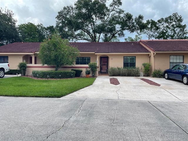 ranch-style house featuring a front lawn