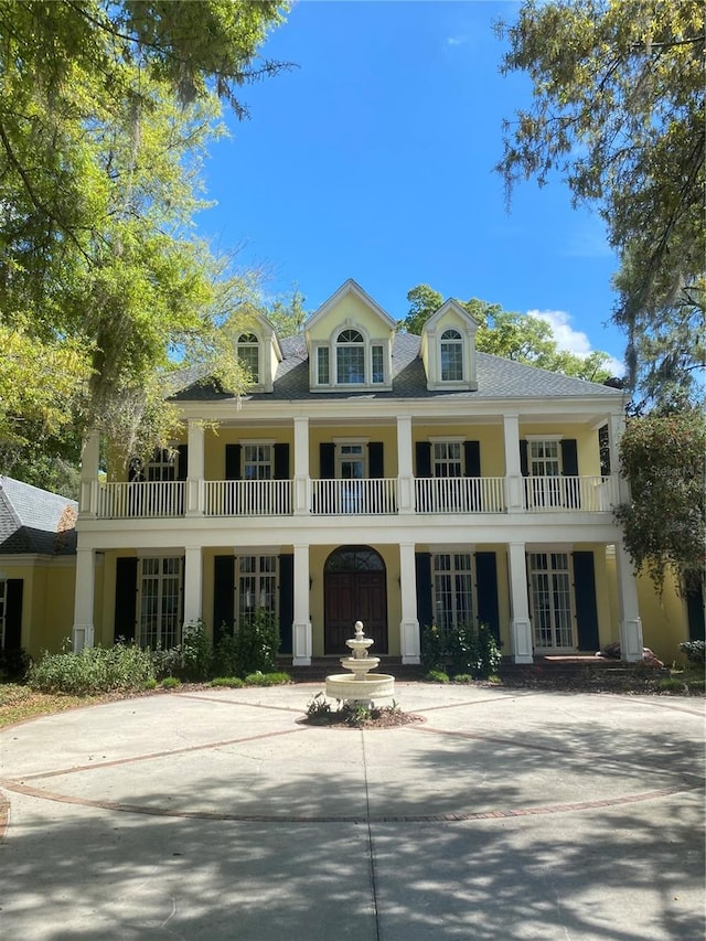 view of front of property featuring a balcony