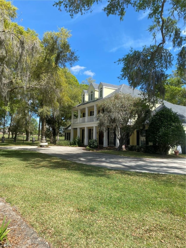 view of front of property with a front yard