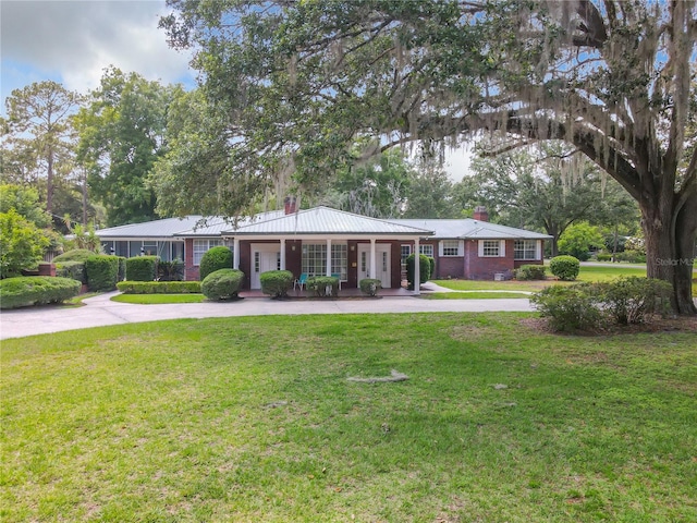 single story home featuring a front yard