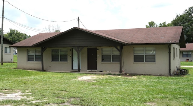 view of front of property featuring a front lawn and covered porch