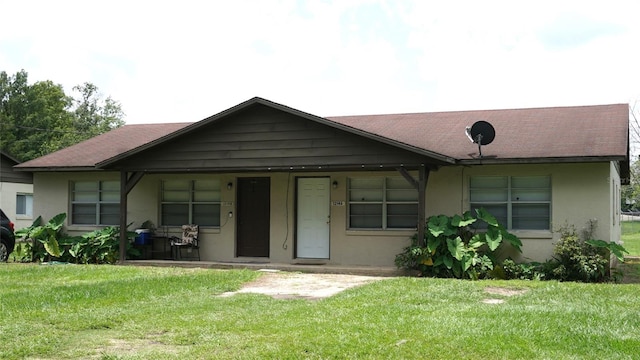 view of front of property featuring a front yard