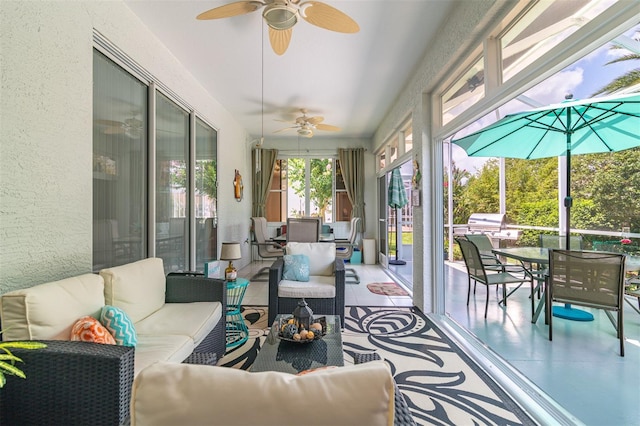 sunroom with ceiling fan