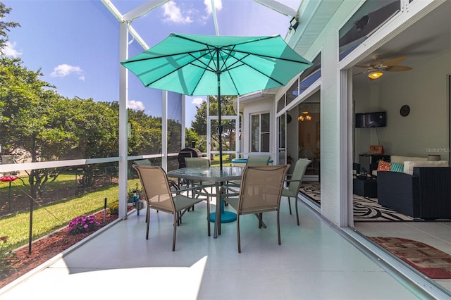 sunroom with ceiling fan