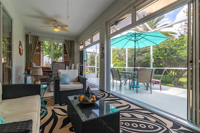 sunroom with ceiling fan