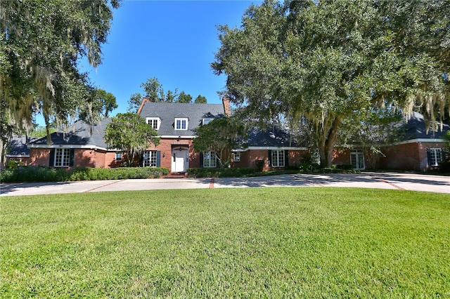 view of front of property with a front yard