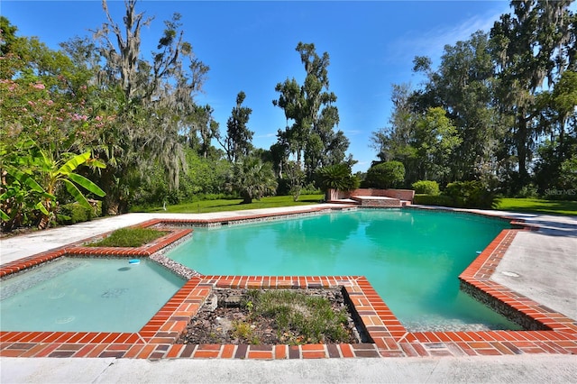 view of swimming pool