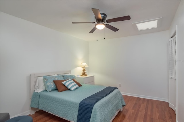 bedroom featuring dark hardwood / wood-style floors, a closet, and ceiling fan