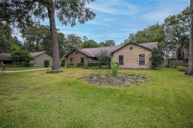 ranch-style house featuring a front yard