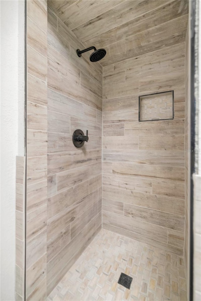 bathroom featuring a tile shower