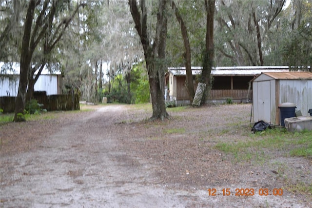 view of yard featuring a shed