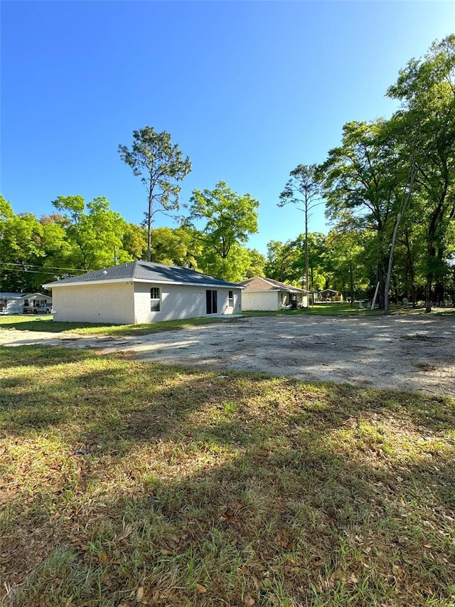 view of front facade with a front yard