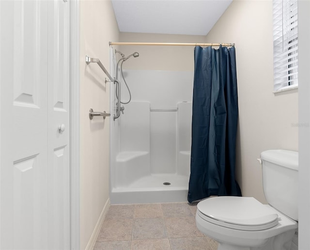 bathroom featuring a shower with curtain and toilet