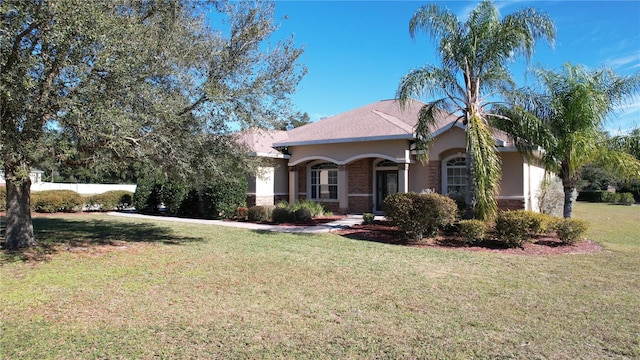 view of front facade featuring a front lawn