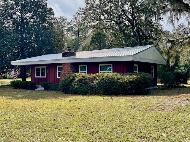 view of front facade with a front lawn