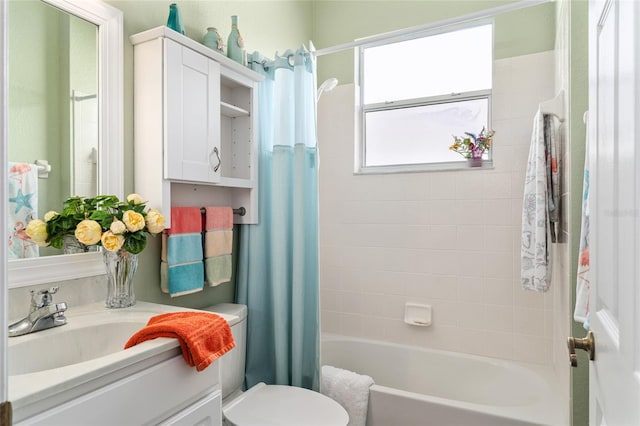 full bathroom featuring shower / bath combo with shower curtain, toilet, and vanity