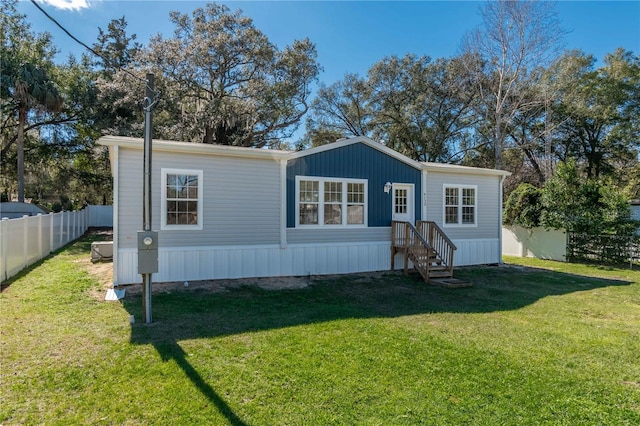 view of front facade with a front yard