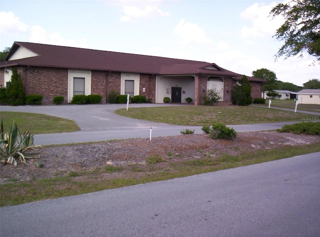 single story home featuring a front yard