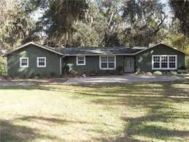 ranch-style home featuring a front lawn