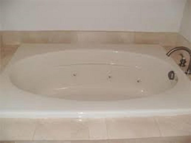 bathroom featuring tiled tub