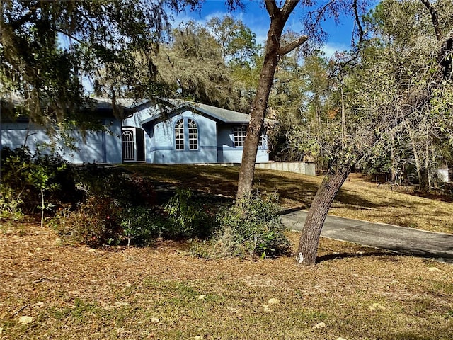 view of front of home featuring a front lawn