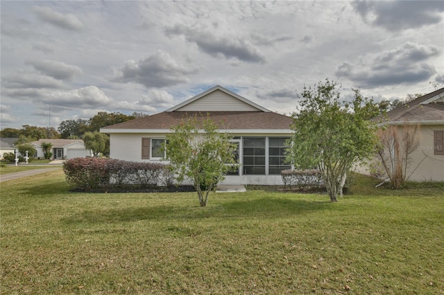 view of front facade featuring a front lawn