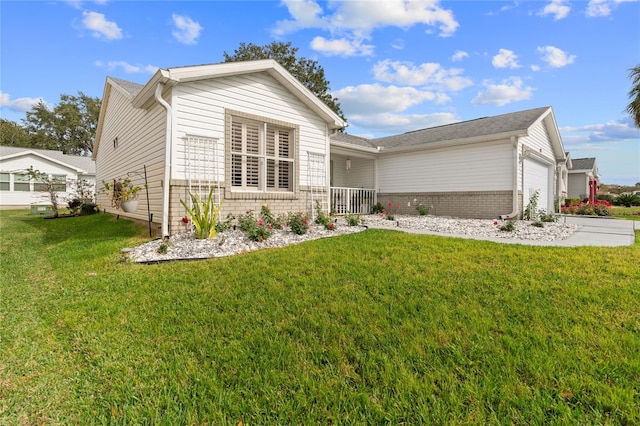 view of front of home featuring a front yard and a garage