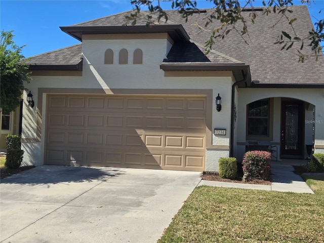 view of front of house featuring a front lawn and a garage