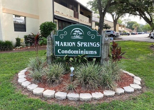 community / neighborhood sign with a lawn