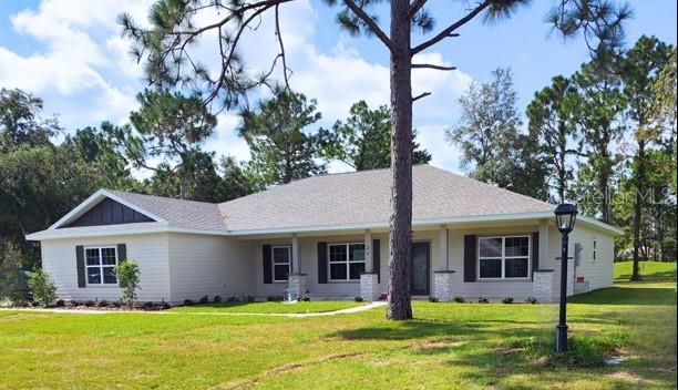 single story home with a front lawn