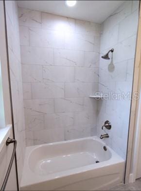 bathroom with tiled shower / bath