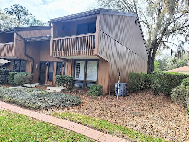 view of front facade featuring a balcony and central AC unit