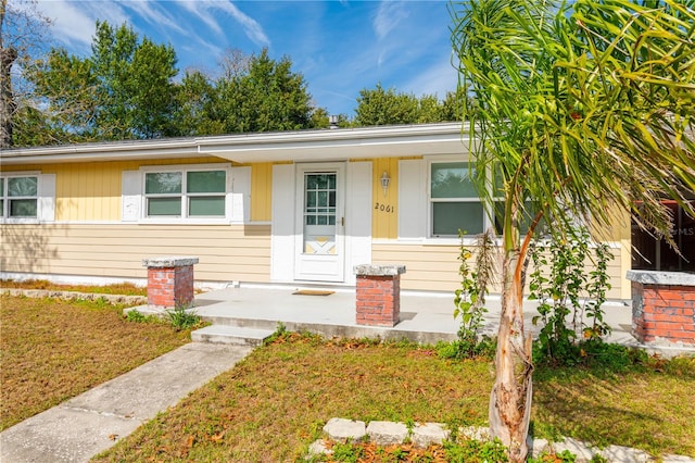 view of front of house featuring a front lawn