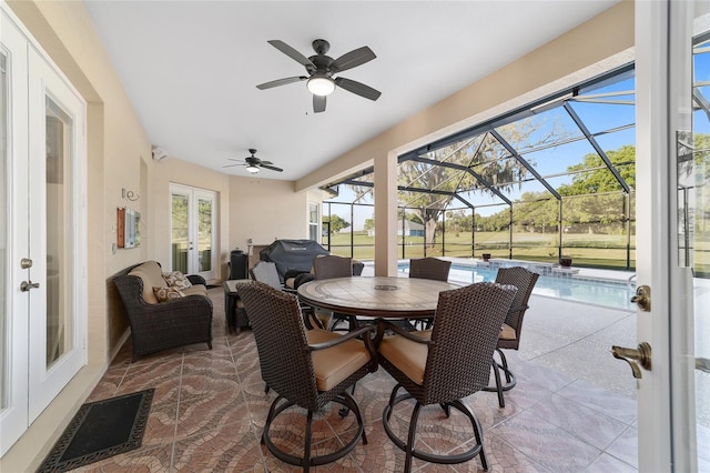 sunroom with ceiling fan