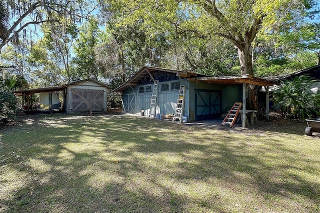 view of yard featuring an outdoor structure