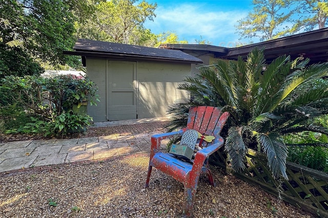 view of yard with a shed