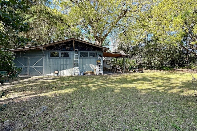 view of yard with an outdoor structure