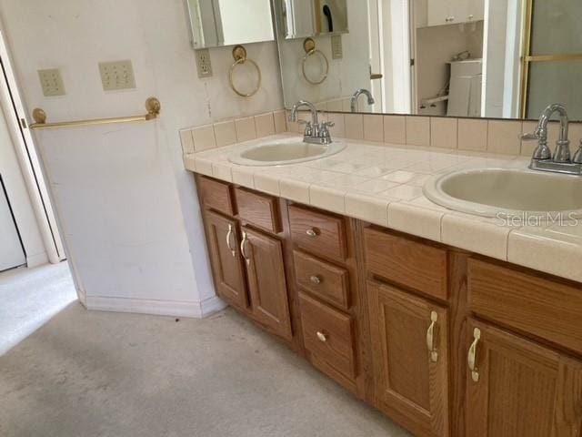 bathroom featuring dual bowl vanity