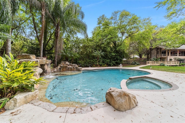 view of pool featuring an in ground hot tub and pool water feature