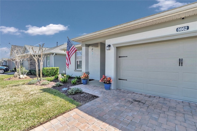 view of front of property featuring a front lawn and a garage