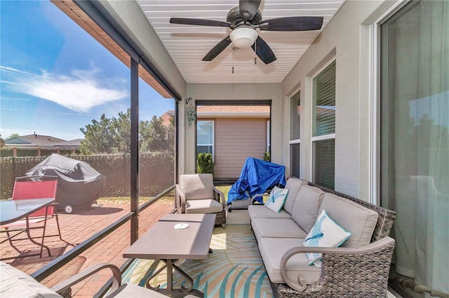 sunroom with ceiling fan