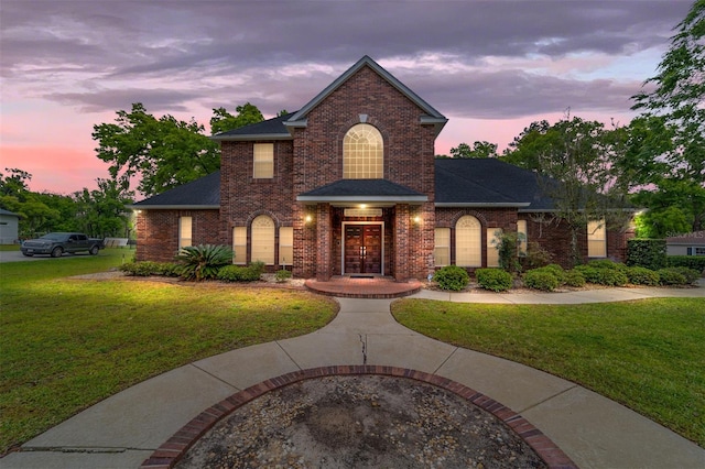 view of front of property featuring a yard