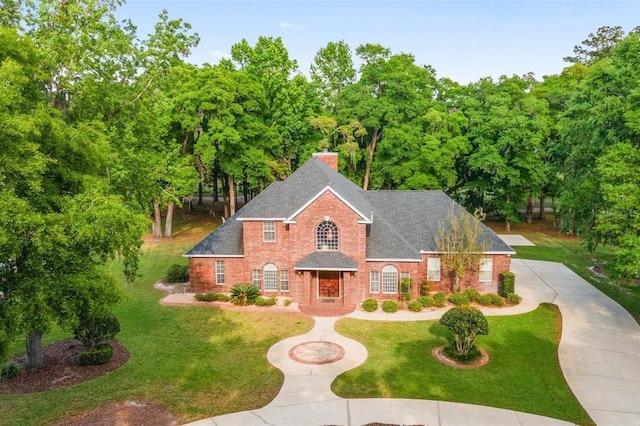 view of front of house featuring a front lawn