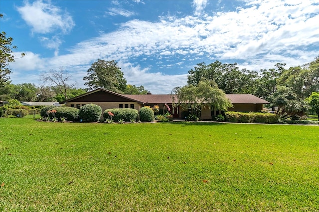 view of front of house featuring a front lawn