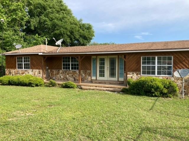 view of front of property with a front lawn